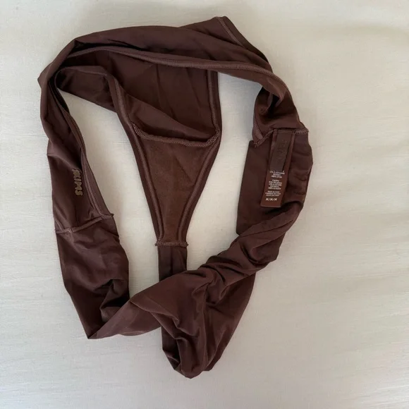 Skims 2-pack Shine Foundations Thong Black Brown Medium - Picture 6 of 7